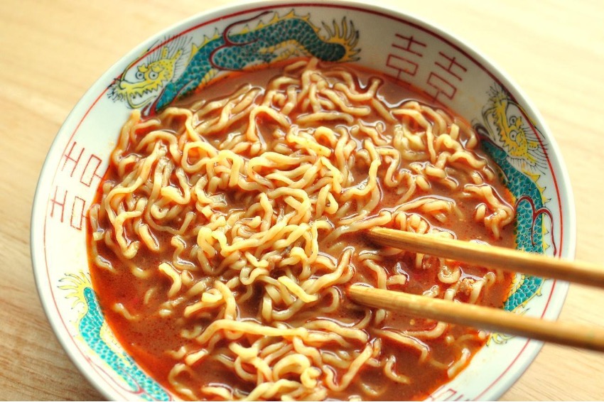 麺とスープがなじむよう、箸で軽くほぐす