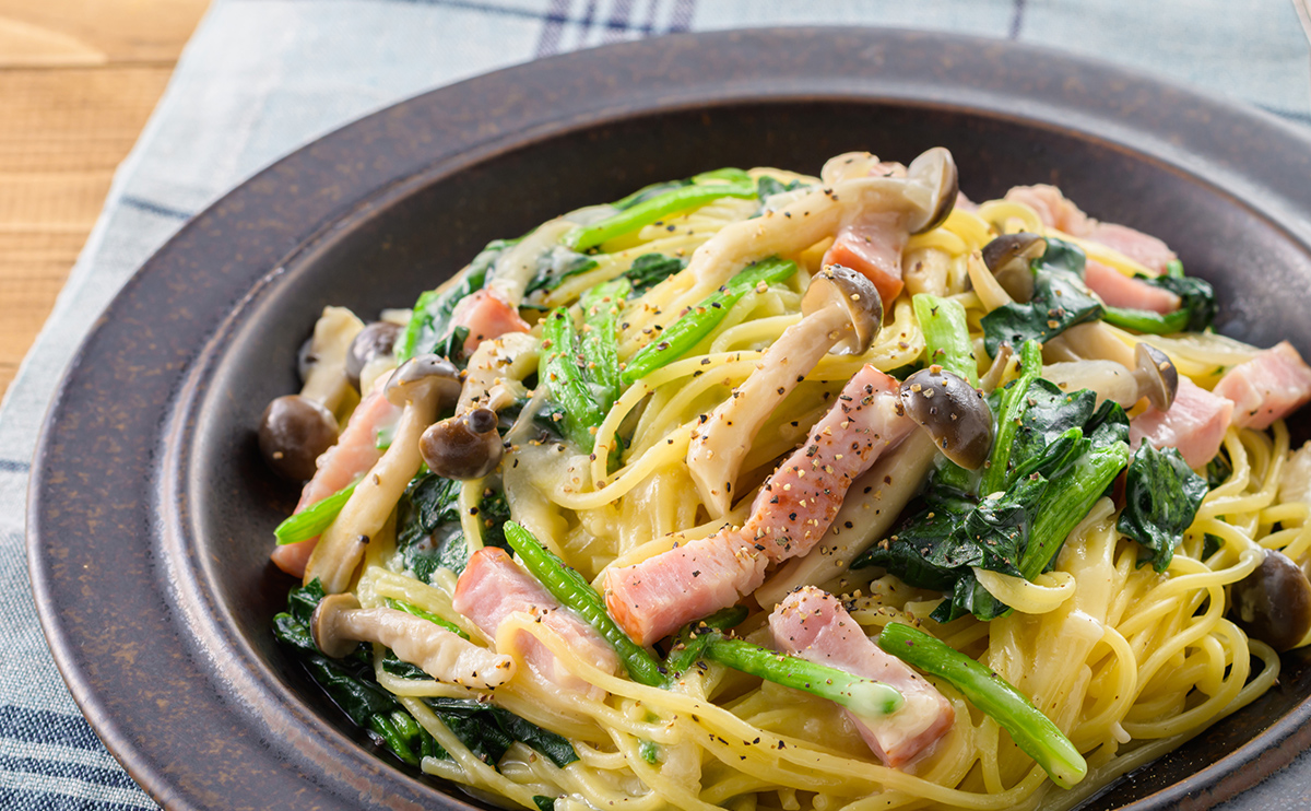 ベーコン と ほうれん草 の パスタ