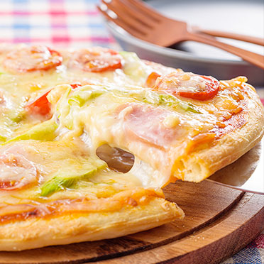 アスパラガスとソーセージのピザ