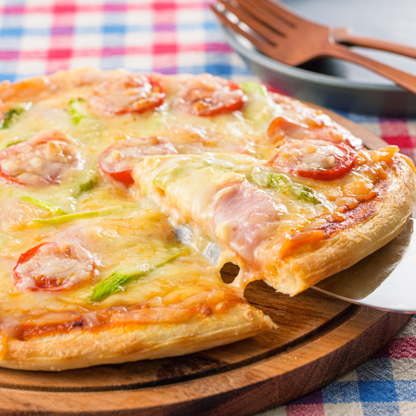 アスパラガスとソーセージのピザ