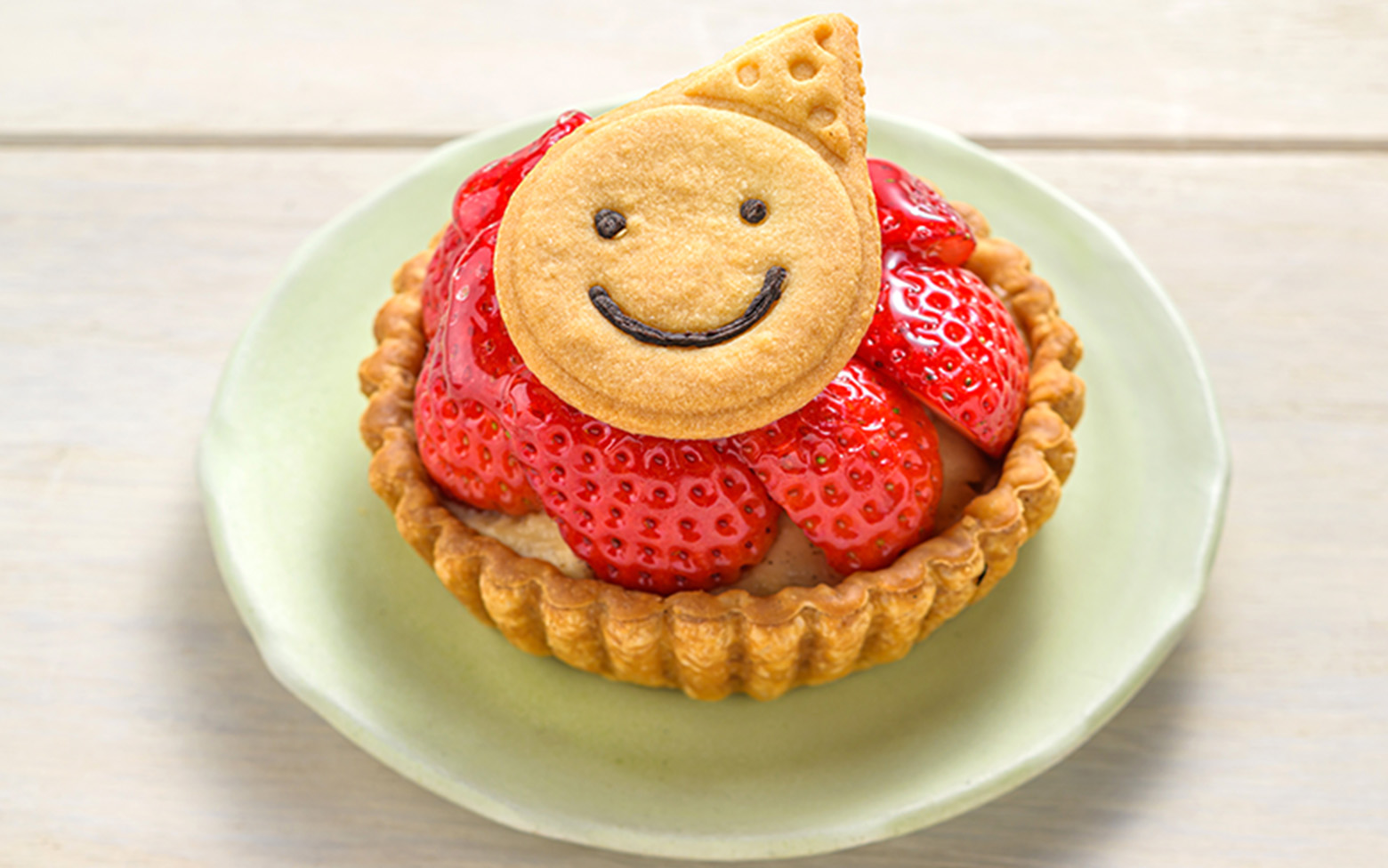 画像：豆乳カスタードクリームとイチゴのタルト マルサン坊やのクッキーをのせて 