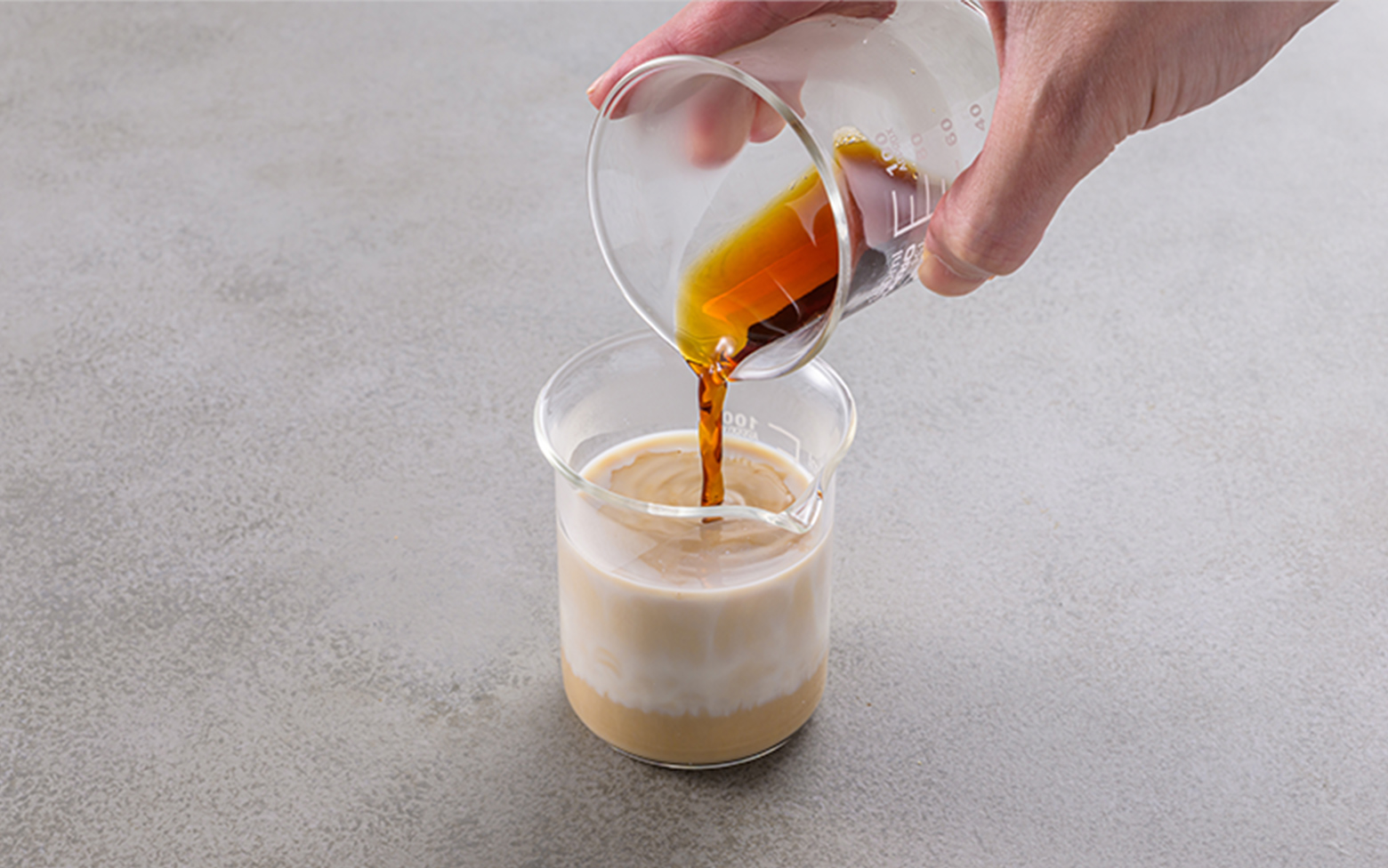 豆乳にコーヒーを注ぐ写真 