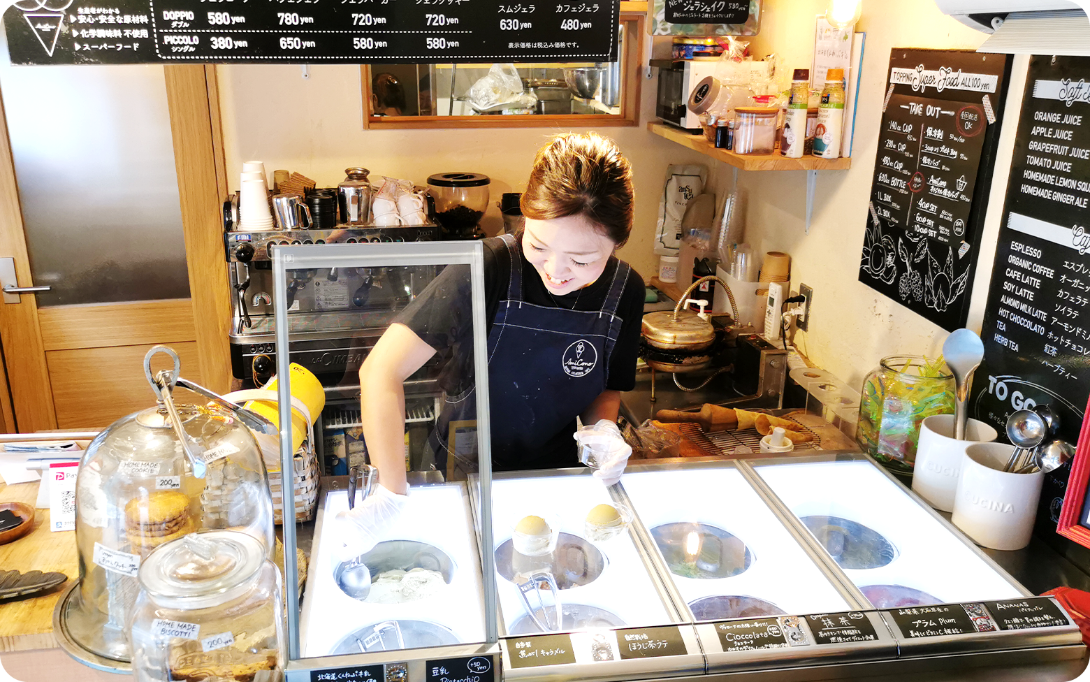 画像：ジェラテリアカフェの「AmiCoco」店内