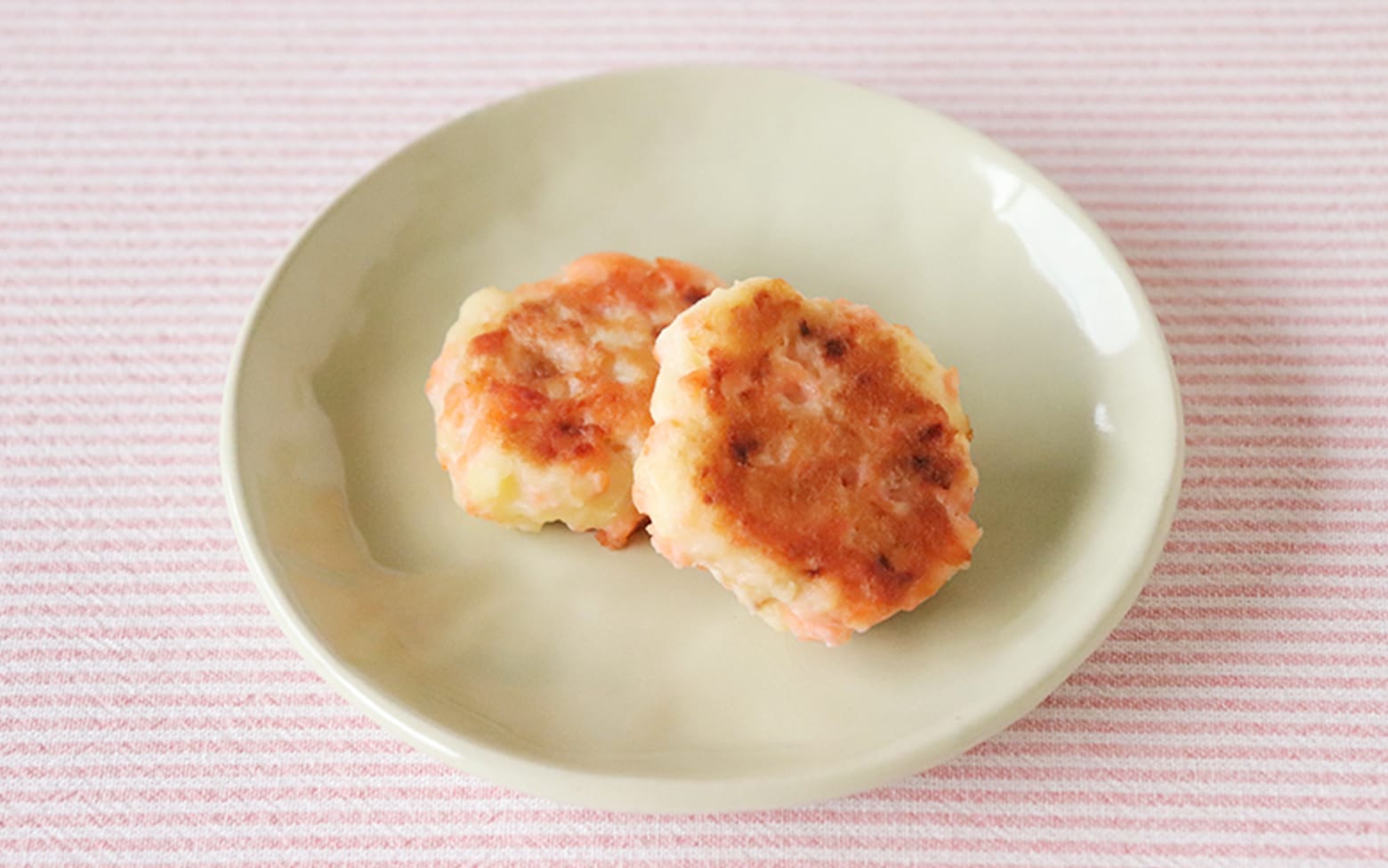 画像：【離乳食後期】鮭とポテトのハンバーグ
